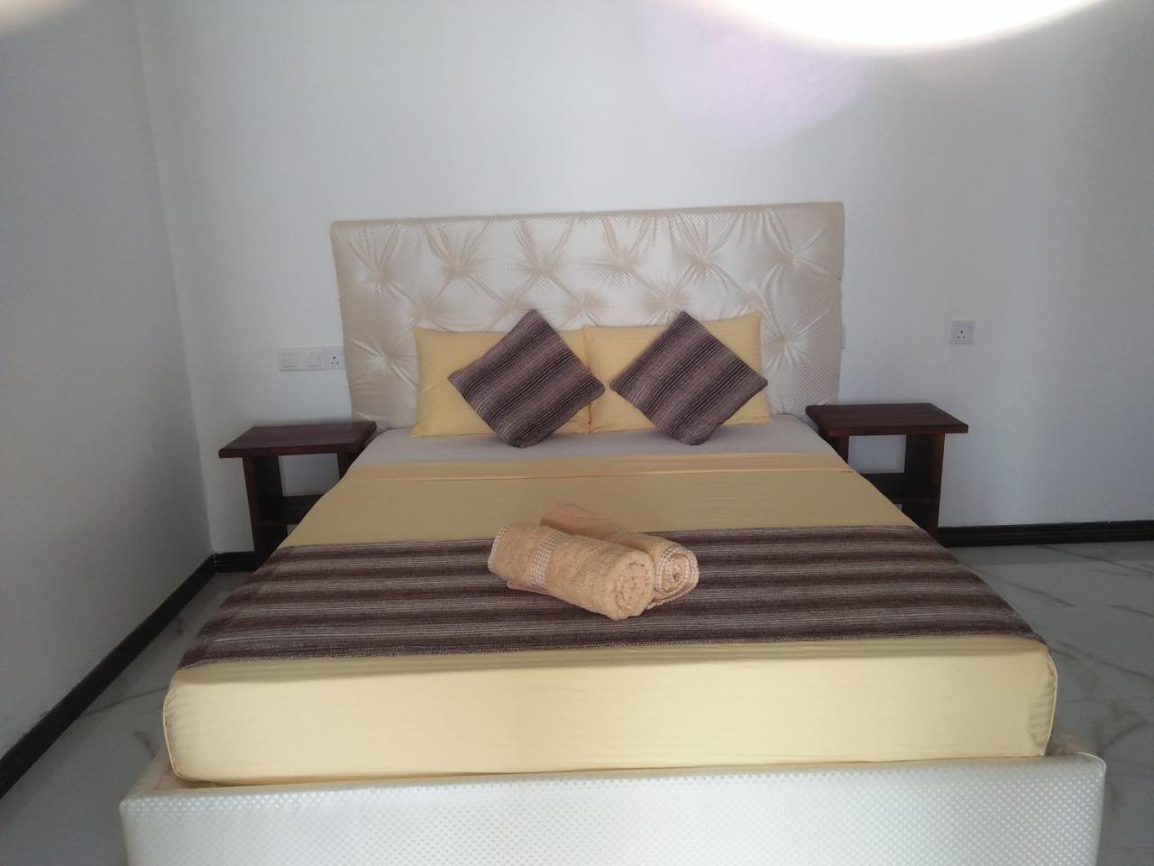 Living Home Негомбо Екстериор снимка